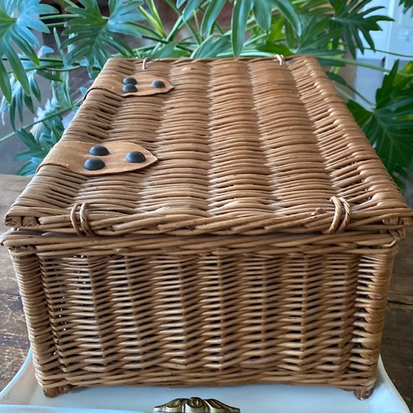 Vintage French Country Wicker Splint Wood Picnic Basket w/ Handle Leather Straps - Picture 2 of 13